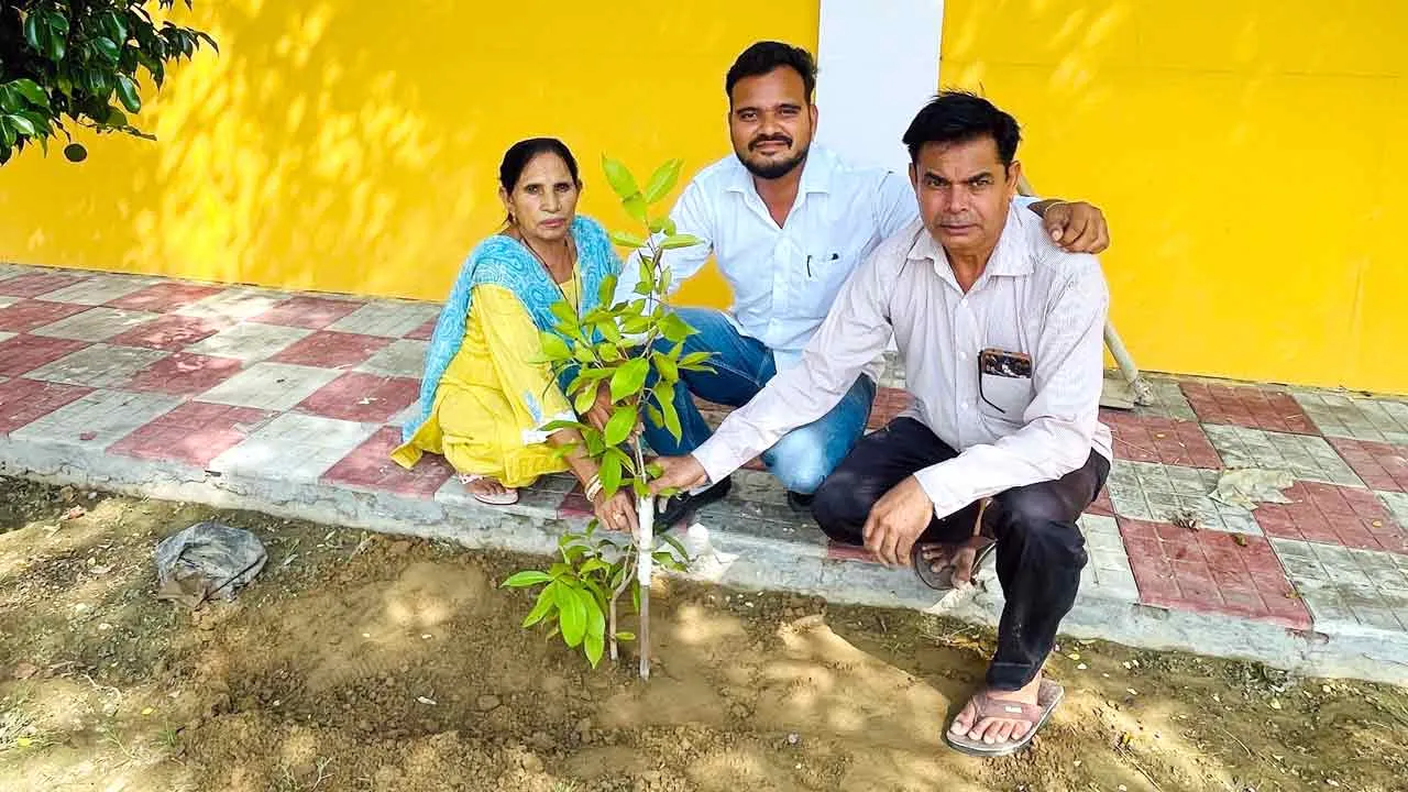 डेरा श्रद्धालु ने पौधारोपण व राशन वितरित कर मनाया जन्मदिन