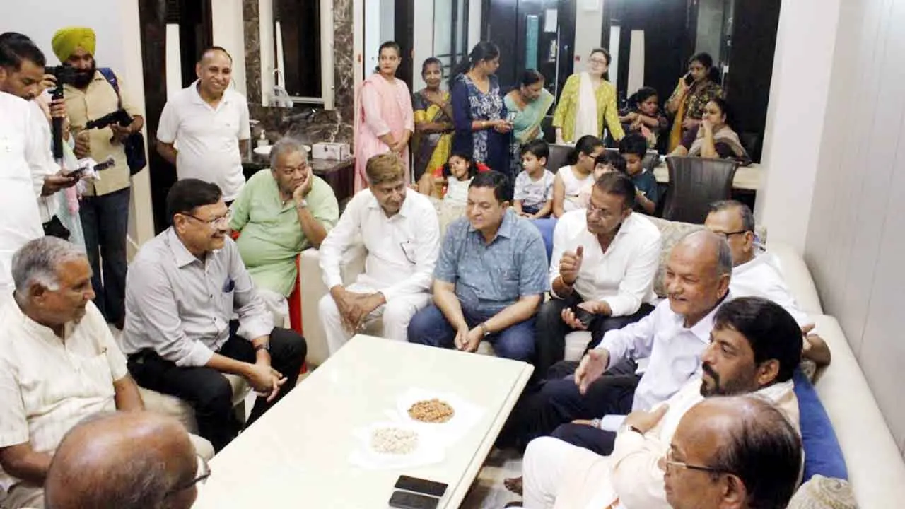 विधायक गोपाल कांडा ने चलाया डोर टू डोर अभियान