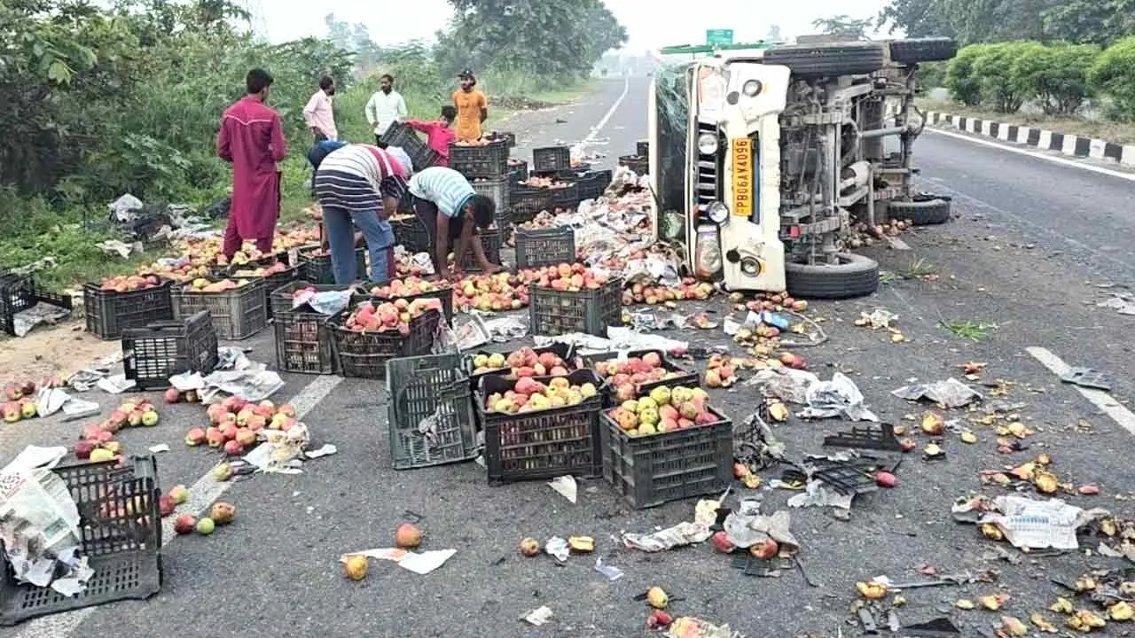 Road Accident: सेब से भरी पिकअप बेकाबू होकर पलटी