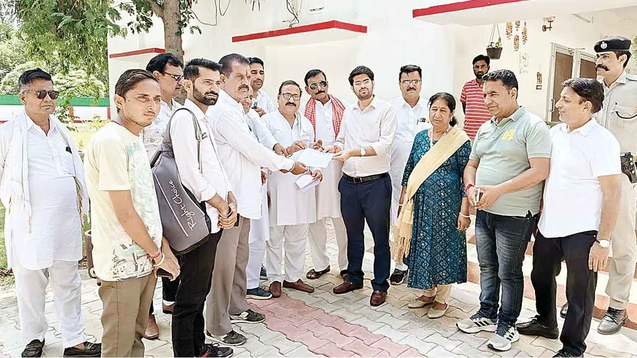 प्रेस की स्वतंत्रता के हनन को लेकर मुख्यमंत्री के नाम ज्ञापन