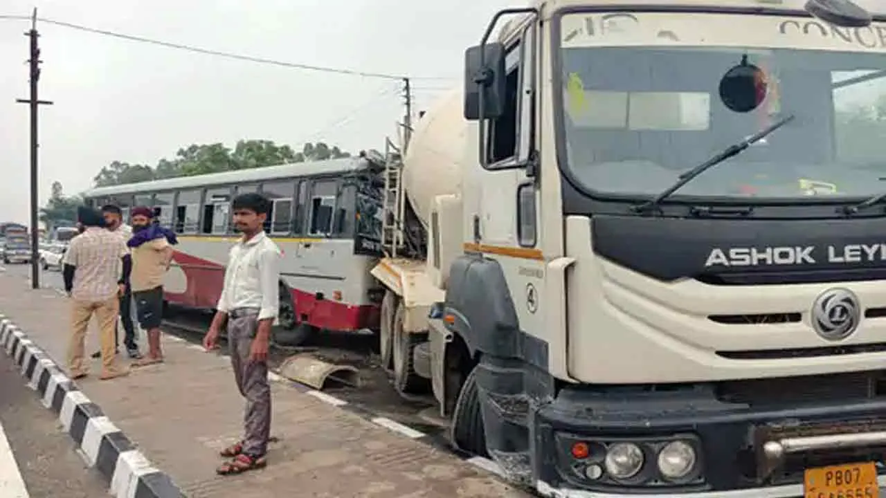 Road Accident: सीमेंट मिक्सर से टकराई बस, 16 यात्री घायल