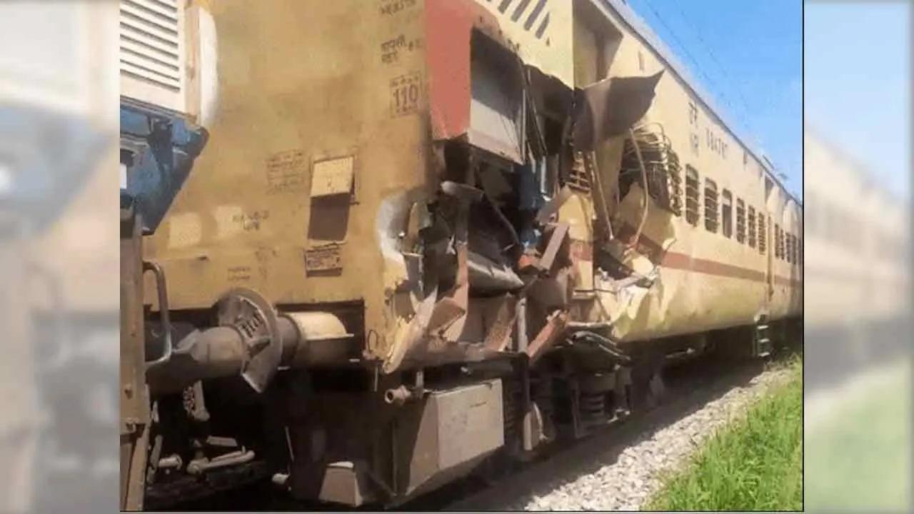 Accident: ट्रेन से टकराई ट्रॉली, एक डिब्बा हुआ क्षतिग्रस्त
