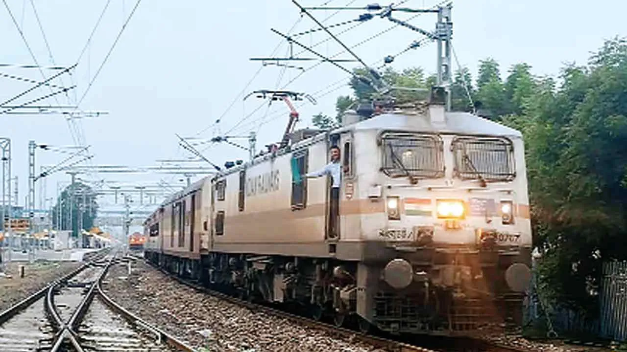 Indian Railways: जोधपुर मंडल के डेगाना-रतनगढ़ रेलखंड पर पहली इलेक्ट्रिक ट्रेन का संचालन प्रारंभ