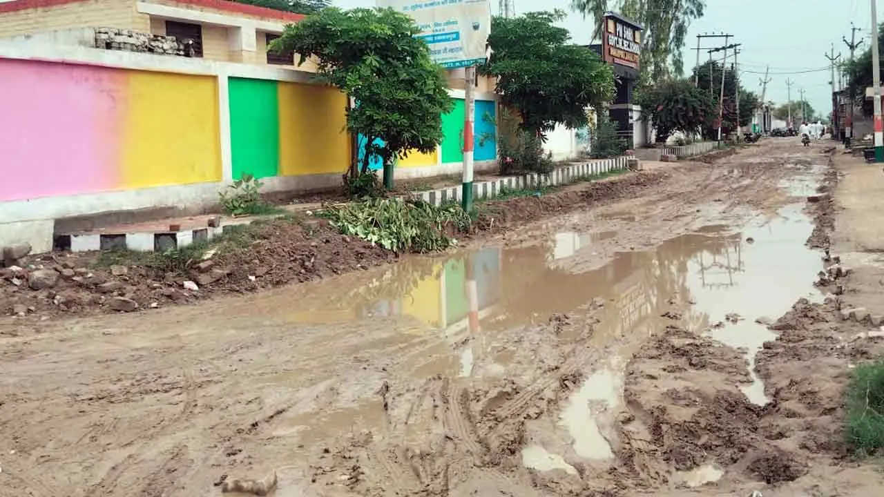 शक्करपुरा में सीनियर सेकेंडरी स्कूल के आगे की सड़क को उखाड़ने से विद्यार्थी व ग्रामीण परेशान