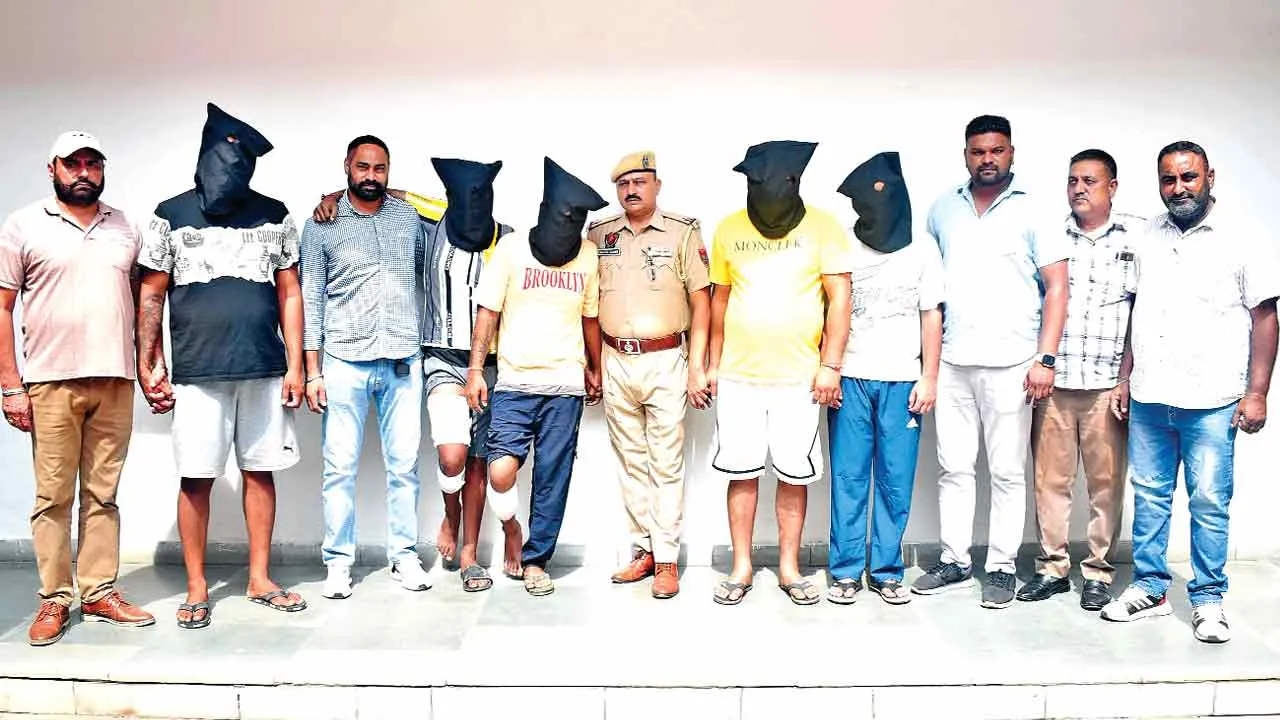 5 लुटेरे धरे, क्रॉस फायरिंग में 2 घायल