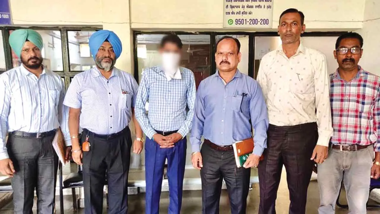 Bribe: 49 हजार रुपये रिश्वत लेते हवलदार काबू