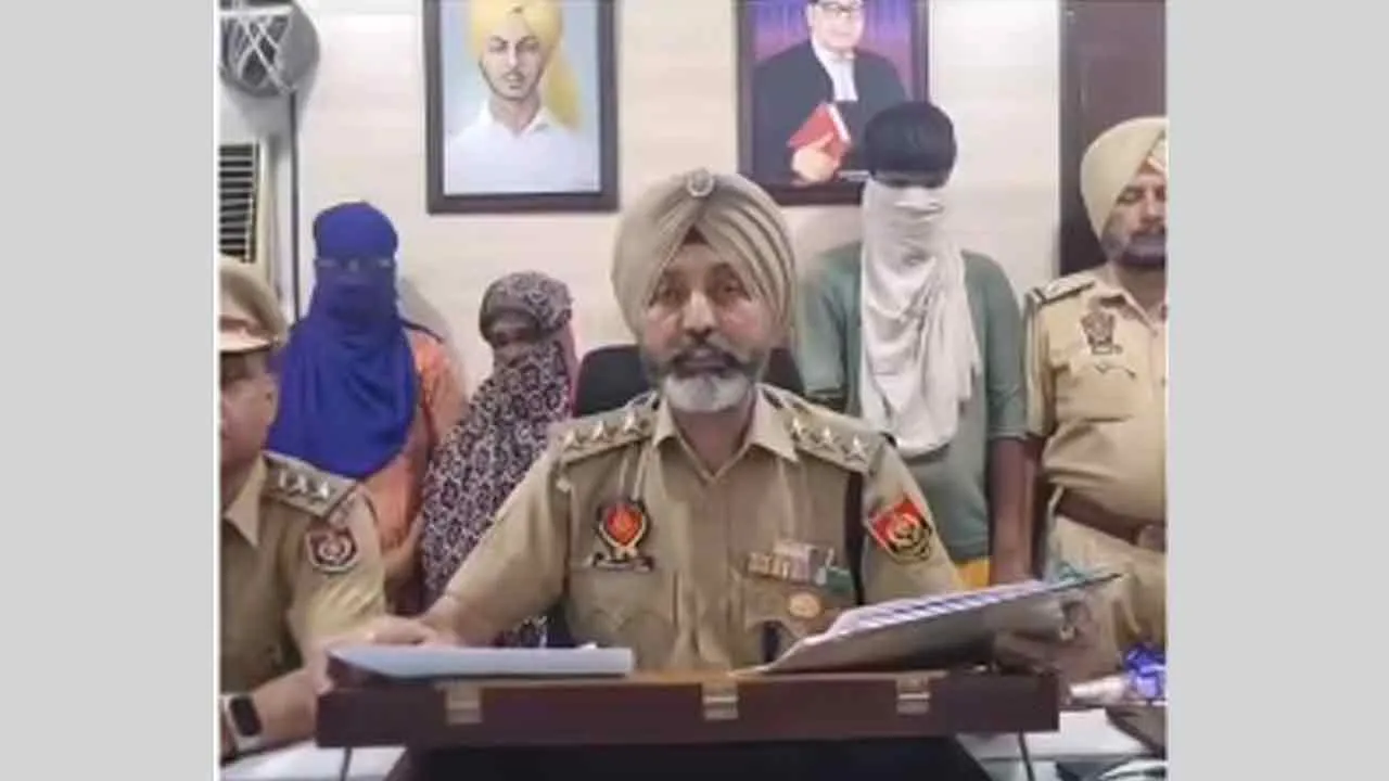 बैंक में चोरी का आरोप, तीन महिलाओं सहित चार गिरफ्तार