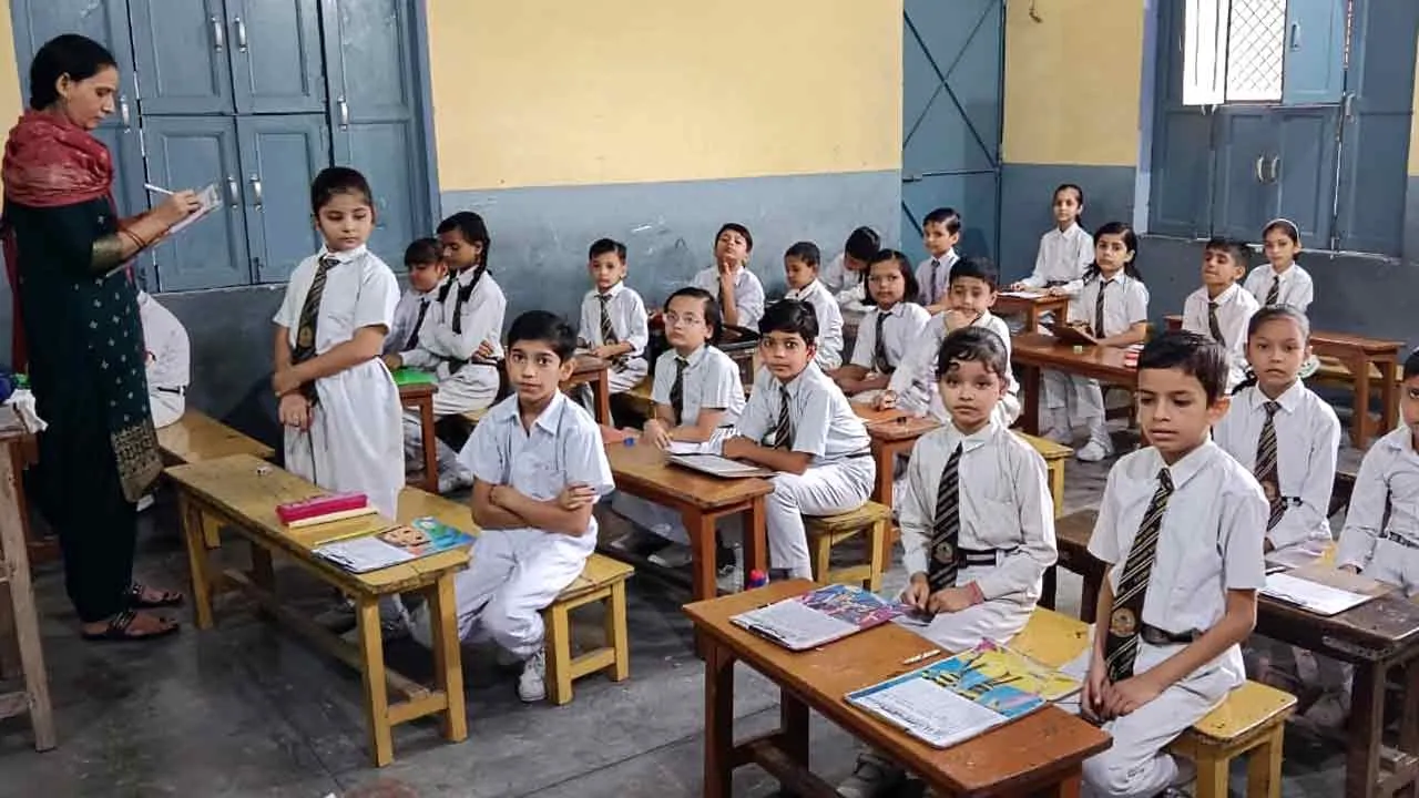 डीके कॉन्वेंट स्कूल में श्रुतलेख प्रतियोगिता का आयोजन