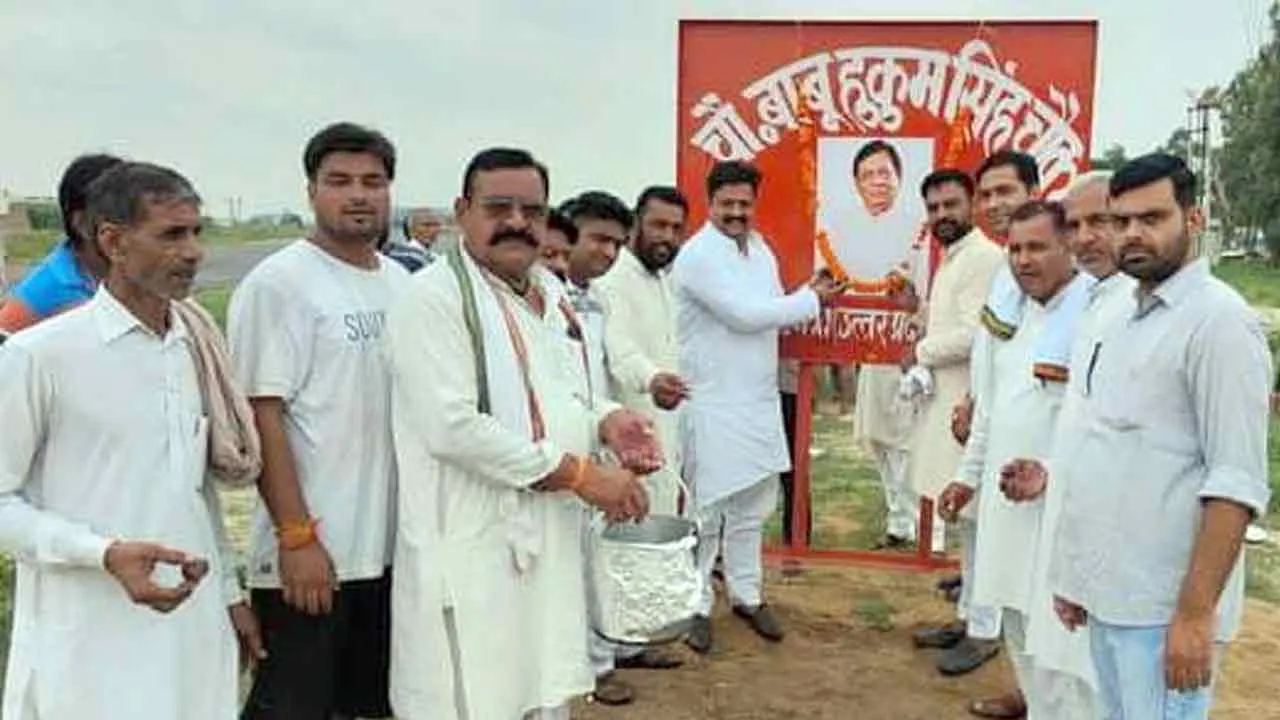 नेशनल हाइवे के निकट दिवंगत सांसद के नाम का बोर्ड स्थापित