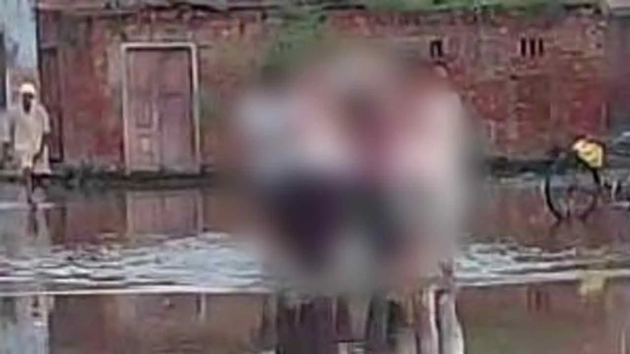 पावटी कलां में तालाब ओवरफ्लो होने से गलियों में भरा पानी