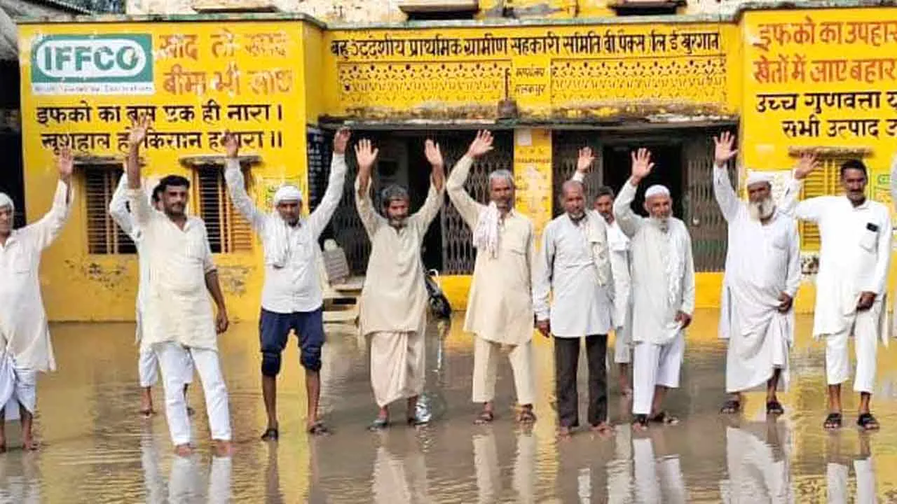 इस्सोपुर खुरगान सोसाइटी के कार्यालय में भरा पानी, प्रदर्शन