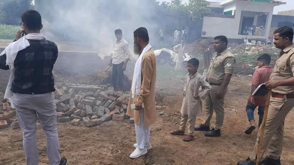 खाद के गड्ढों की भूमि पर किये गए अवैध निर्माण को गिराया