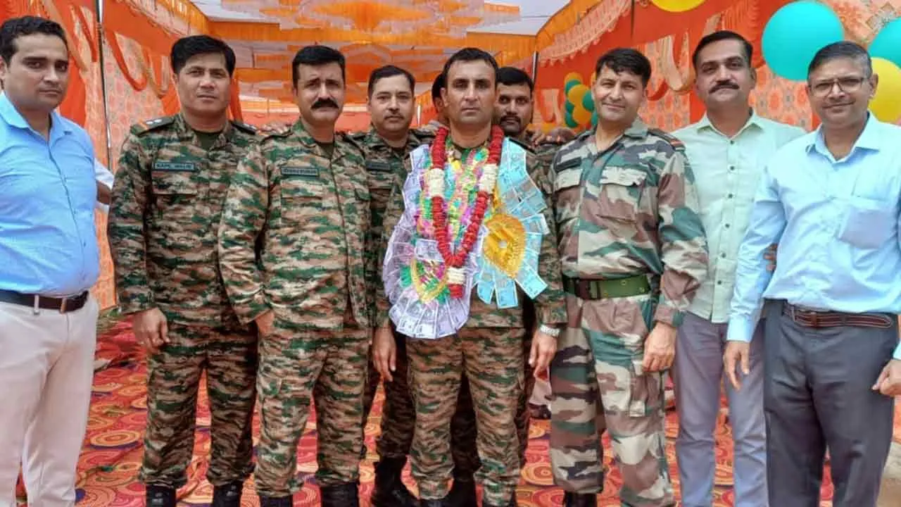 सेवानिवृत्ति पर सूबेदार मेजर प्रविन्द्र चौहान का भव्य अभिनंदन