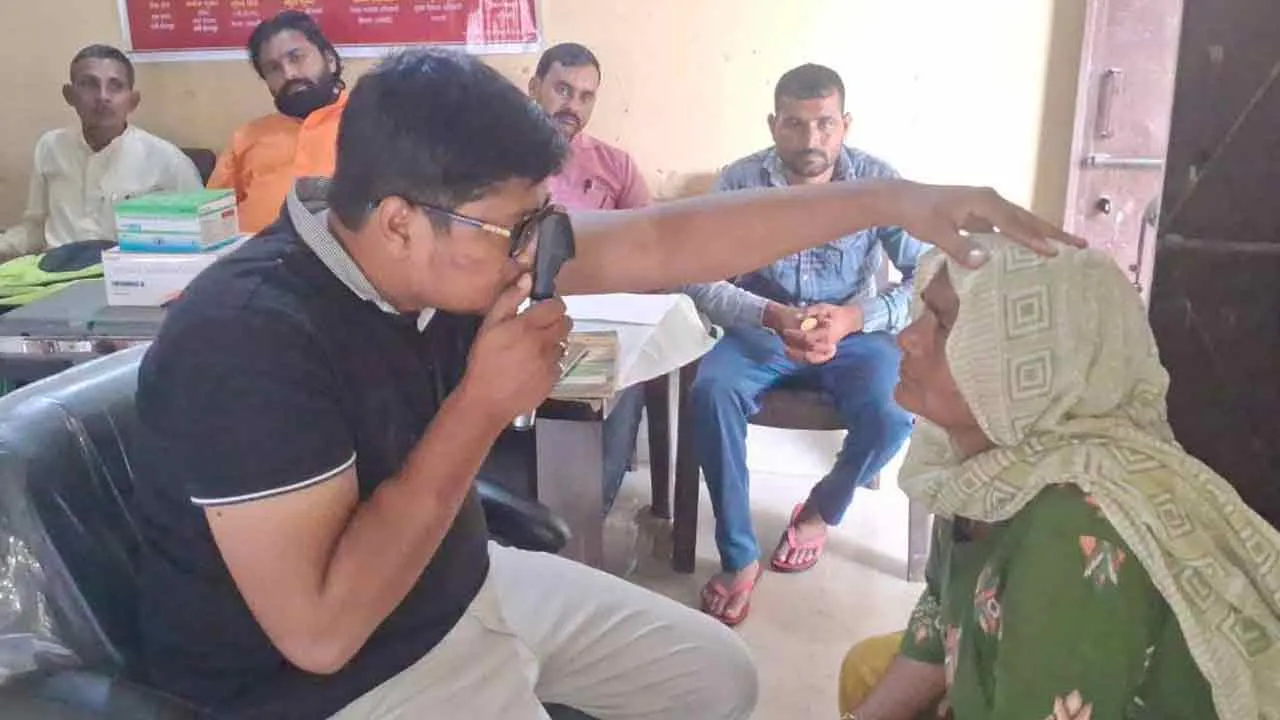 गांव मवी में निःशुल्क नेत्र जांच शिविर का आयोजन