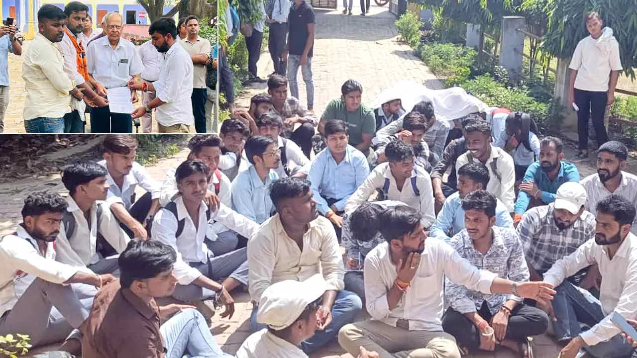 पब्लिक इण्टर कॉलिज के प्रधानाचार्य के खिलाफ एबीवीपी का धरना