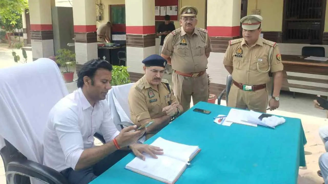 थाना समाधान दिवस में डीएम-एसपी ने सुनी शिकायतें