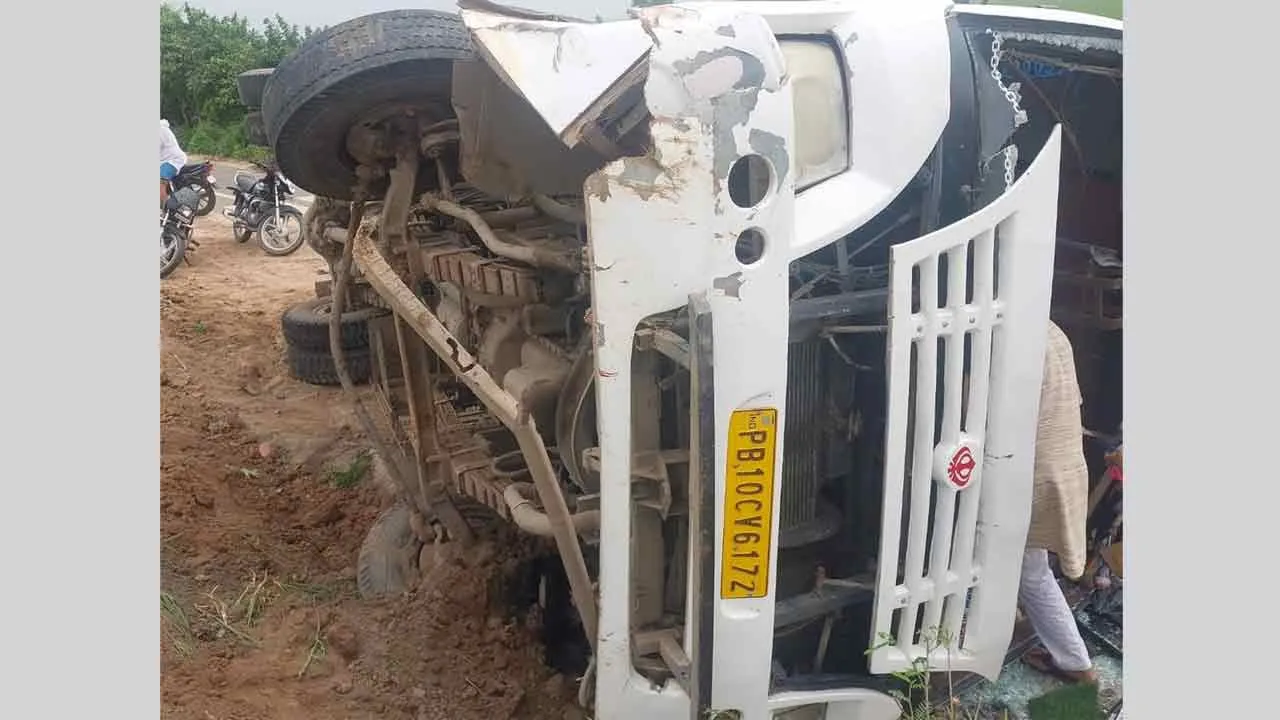 Road Accident: मलौद में सवारियों से भरी बस पलटी, दर्जन भर घायल