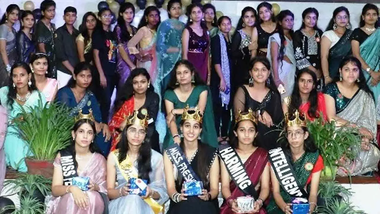 मिस फ्रेशर प्राची व मिस ब्यूटी नेहा बनी