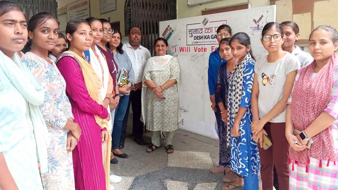 मतदान प्रतिशत बढ़ाने के लिए छात्राओं ने चलाया हस्ताक्षर अभियान