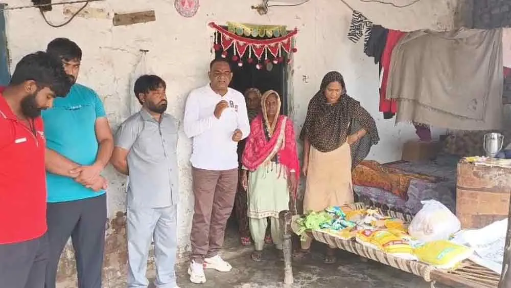 बेटी के जन्म पर 5 महीने का राशन देकर की जरूरतमन्द परिवार की सहायता