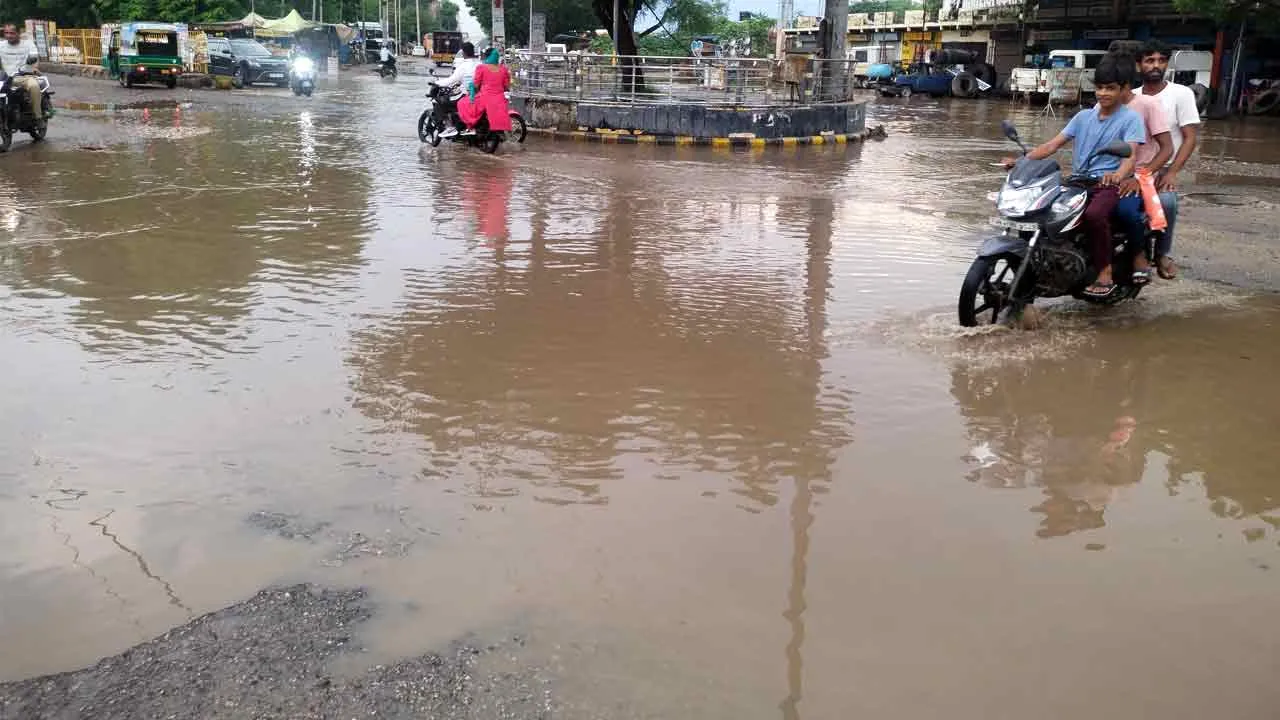 Rain: बरसात से सड़कें बनी दरिया, प्रशासन के दावे हुए फेल