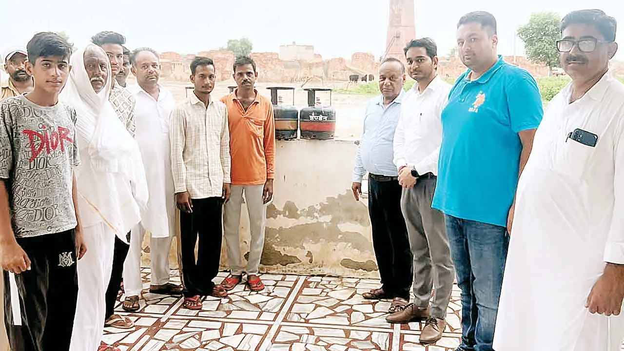 LPG Cylinders Distributed: ईंट भट्ठे के मजदूरों को बगैर कनेक्शन 5 किलो के छोटू सिलेंडर वितरित