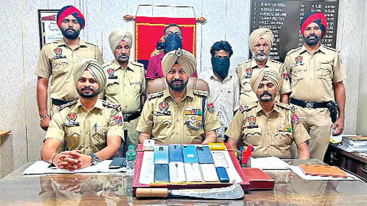 लूटपाट करने के आरोप में दो युवक गिरफ्तार