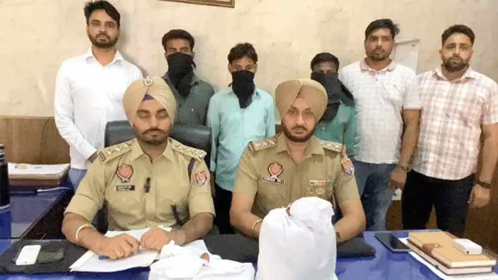 साढ़े चार किलो अफीम व ड्रग मनी सहित तीन काबू