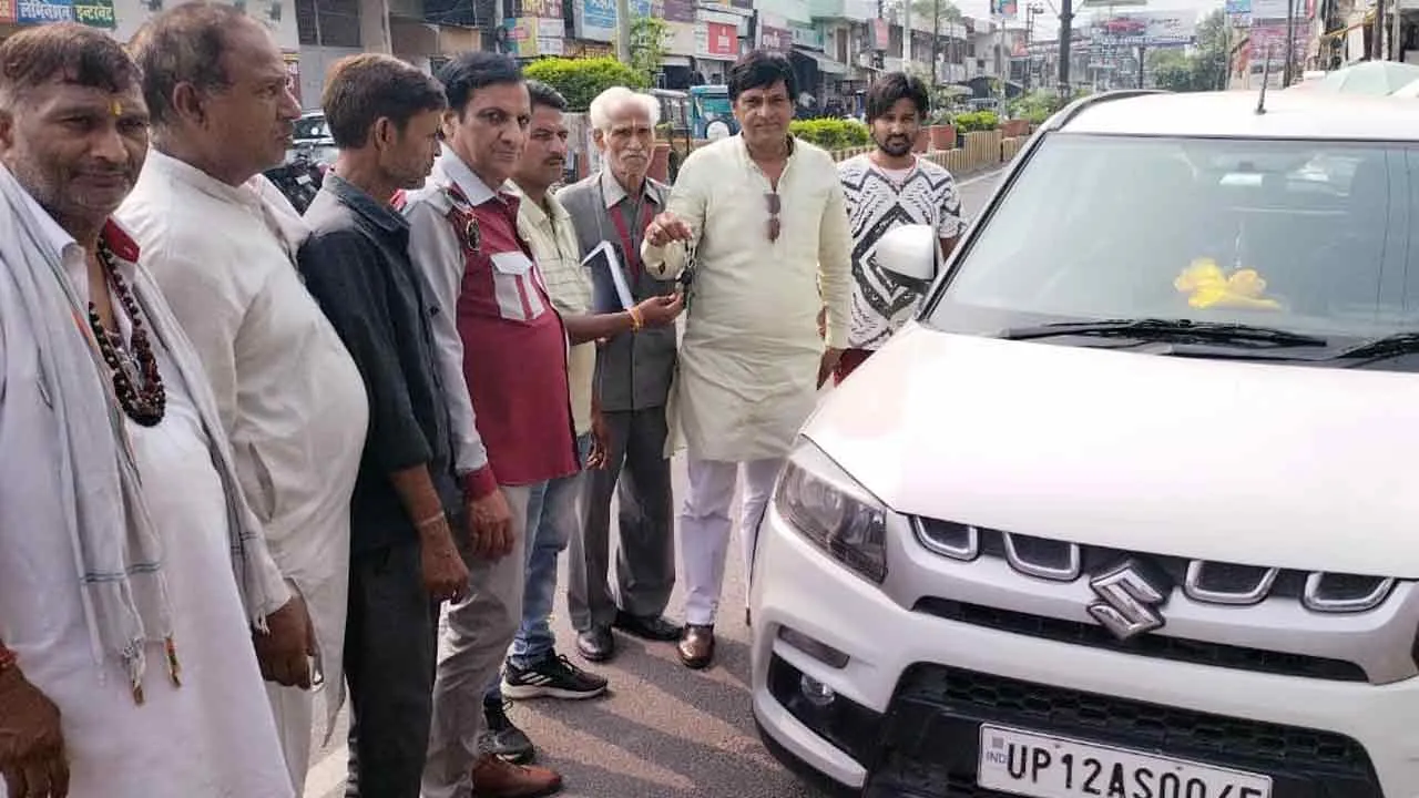 ज्ञापन देने जा रहे प्रमुख समाजसेवी मनीष चौधरी की कार को उठाया, लोगों में आक्रोश