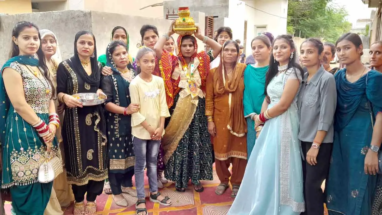 Kua Pujan: बेटी समृद्धि के जन्म पर परिवार ने किया कुआं पूजन
