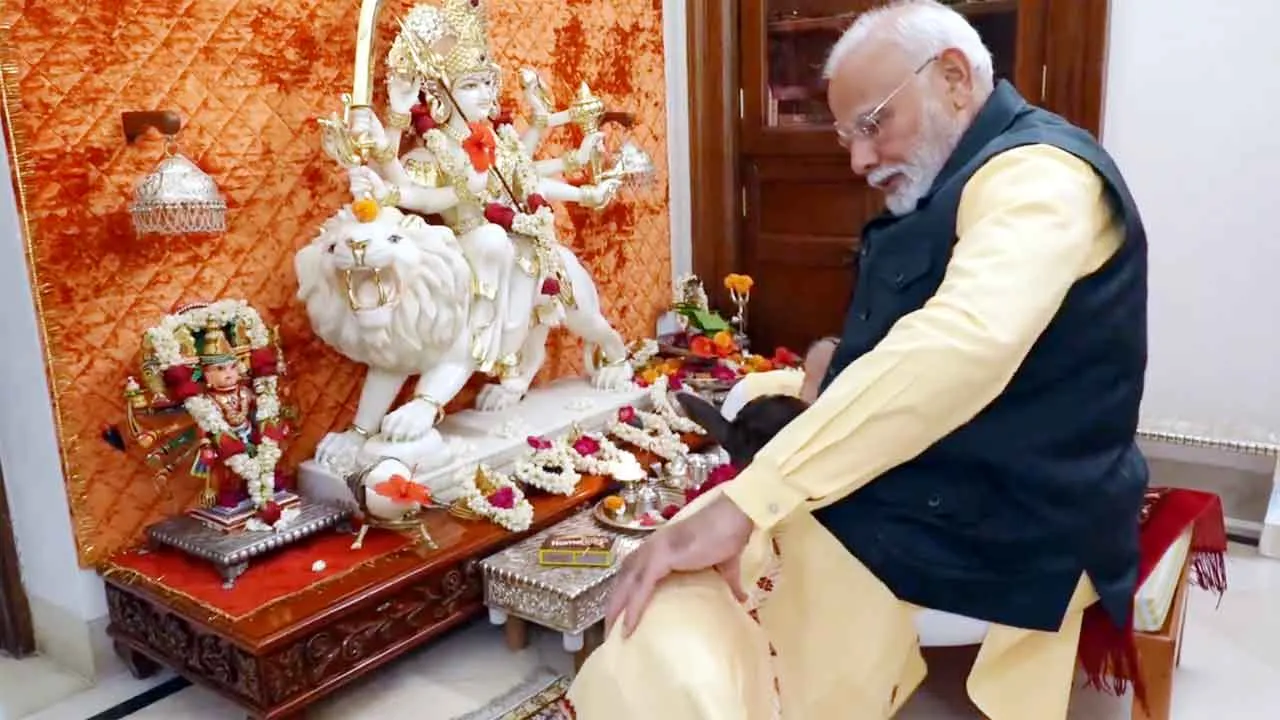 Narendra Modi: प्रधानमंत्री मोदी के परिवार में आया छोटा सा ‘नया मेहमान’! देखें क्यूट सी वीडियो!