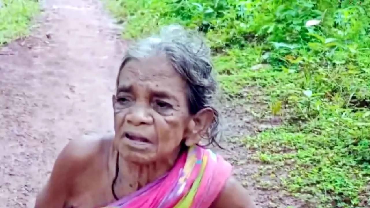Viral Video: इतने किलोमीटर तक रेंगकर पेंशन लेने पहुंचीं बुजुर्ग महिला!