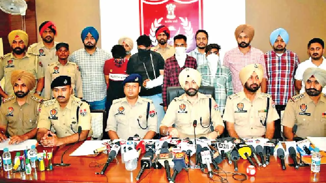 हत्या मामले में 5 आरोपी गिरफ्तार, बाईक व तेजधार हथियार बरामद