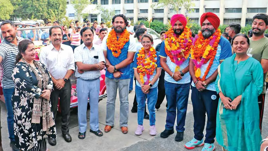 पैरा-ओलंपियन गोल्ड मैडलिस्ट तीरंदाज हरविन्द्र सिंह पहुंंचे पीयू, जोरदार स्वागत