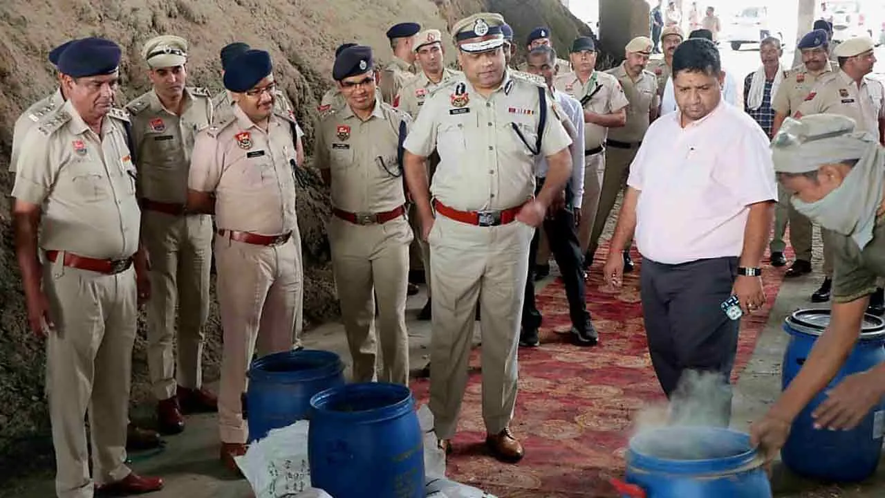 कई जिलों से पकड़ी गई चार करोड़ 13 लाख रुपए कीमत के नशीले पदार्थों की खेप को पुलिस ने बॉयलर में जलाकर किया नष्ट