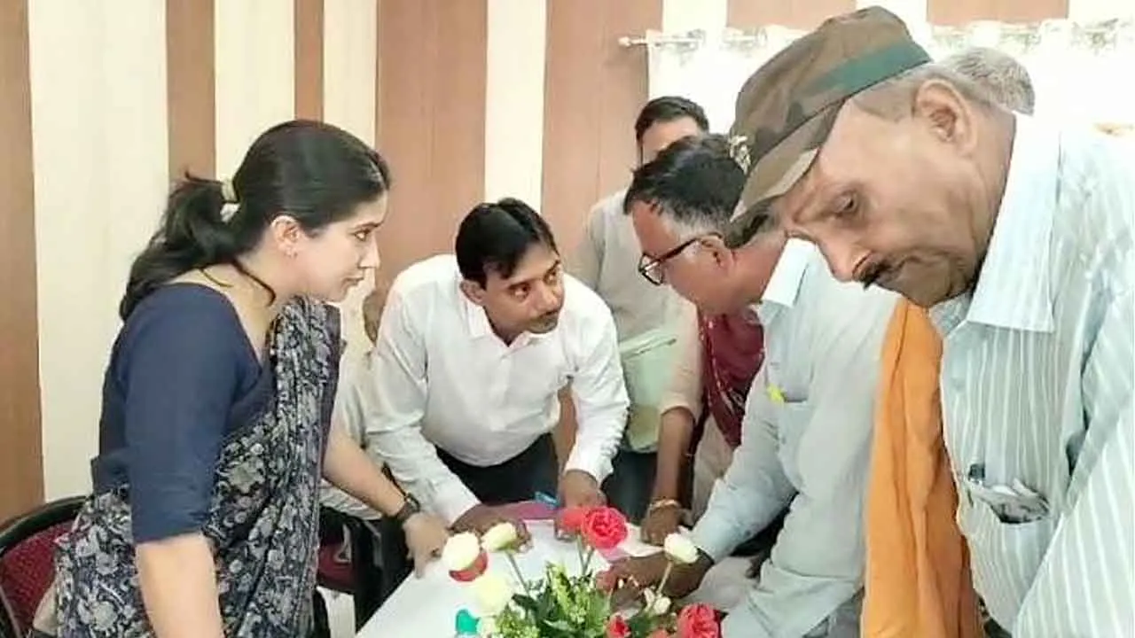 Pensioners News: संयुक्त रक्षा नियंत्रक ने सुनी पेंशनर्स की समस्याएं