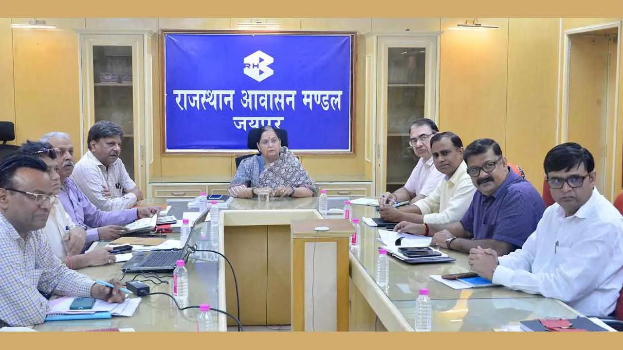 Awas Yojana: कार्ययोजना बनाकर करें आमजन के आवास का सपना साकार : आवासन आयुक्त