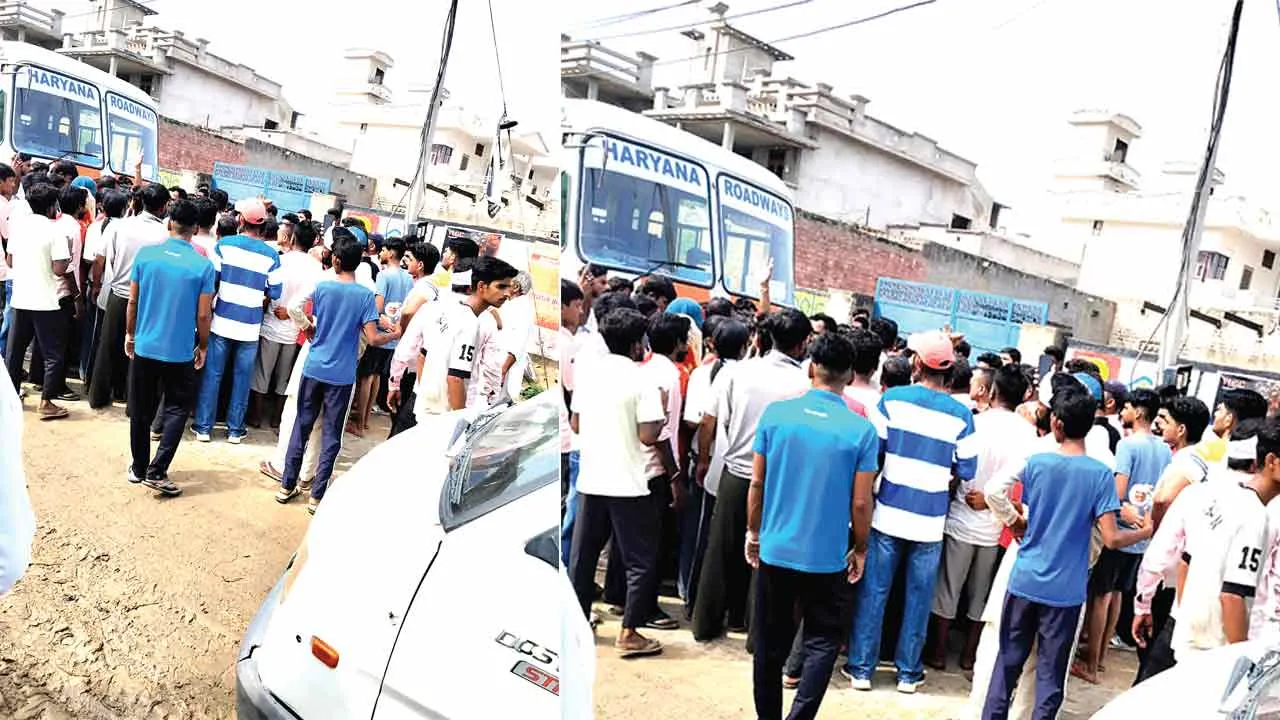 Haryana Roadways: बस न रोकने पर विद्यार्थियों ने गांव रंगड़ी में किया रोड जाम