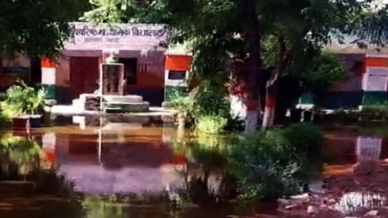 पानी में डूबा रेवाड़ी का सरकारी स्कूल एक सप्ताह से नहीं लग रही कक्षाएं, पढ़ाई बाधित
