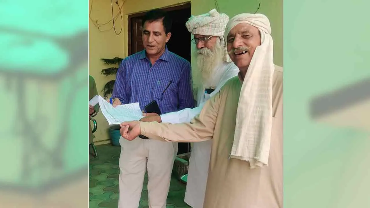 शहीद स्मारक राजगढ में लगी लाईट का ठीक करवाने की माँग को लेकर ईओ को पूर्व सैनिकों ने नगरपालिका राजगढ में सौंपा ज्ञापन