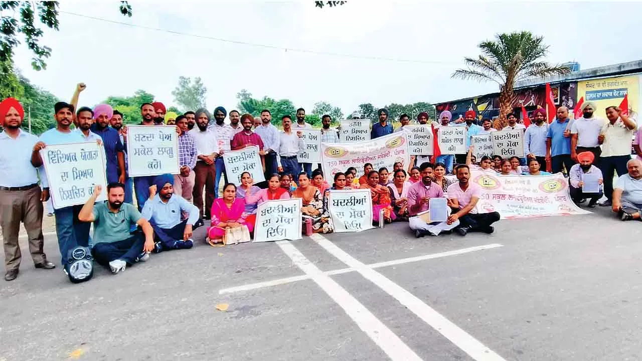 750 स्कूल लाईब्रेरियन संगठन ने निकाला रोष मार्च