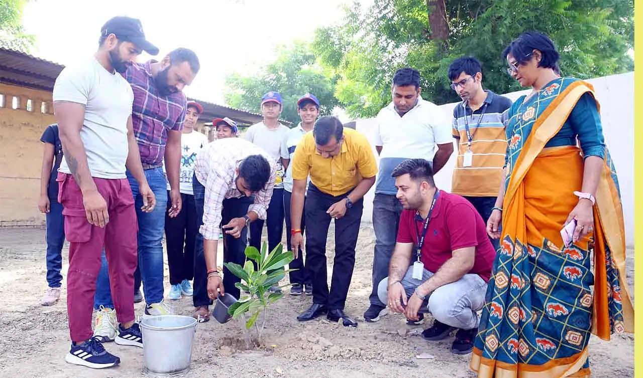 Tree Plantation: हर खुशी का लम्हा संजोने के लिए करें पौधरोपण