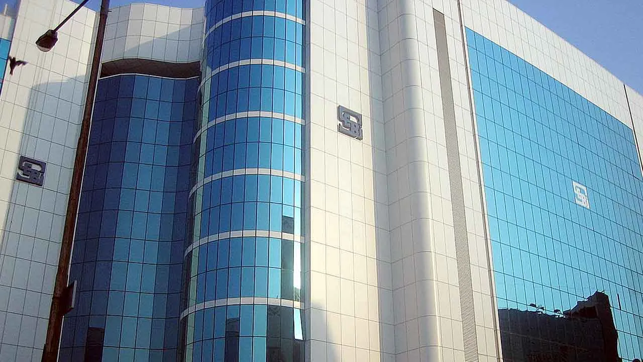 SEBI Employees hold protest: सेबी के नाराज कर्मचारियों ने प्रदर्शन कर अध्यक्ष माधबी पुरी बुच का इस्तीफा मांगा: रिपोर्ट