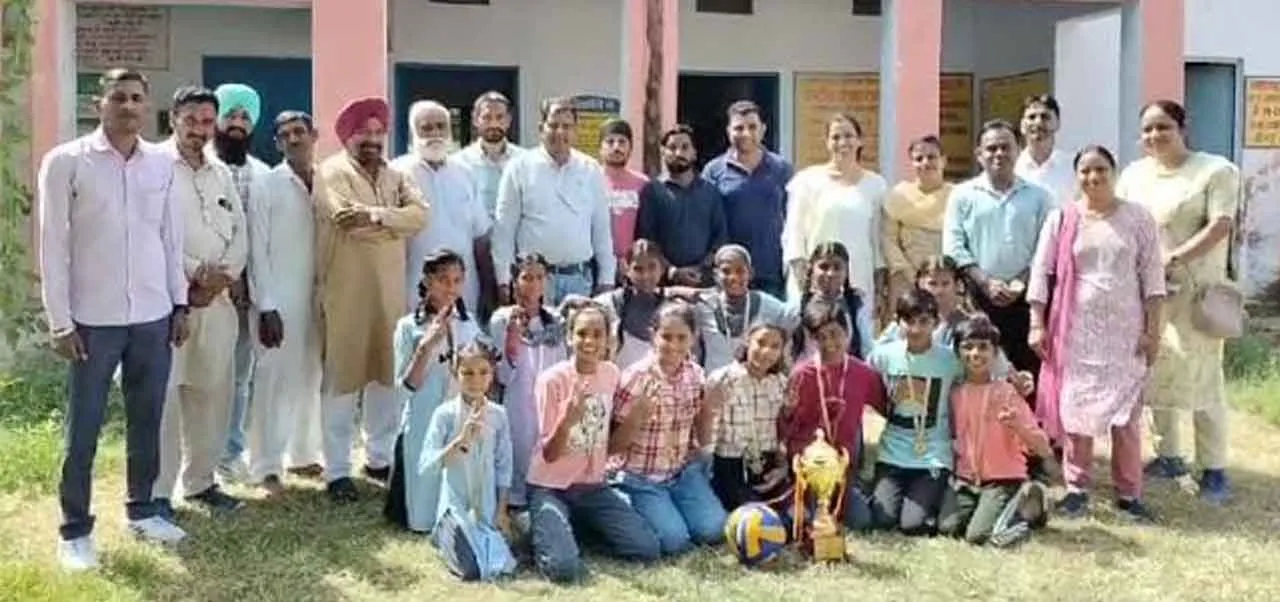 जिला स्तरीय प्रतियोगिता में प्रथम, विद्यालय प्रांगण में स्वागत