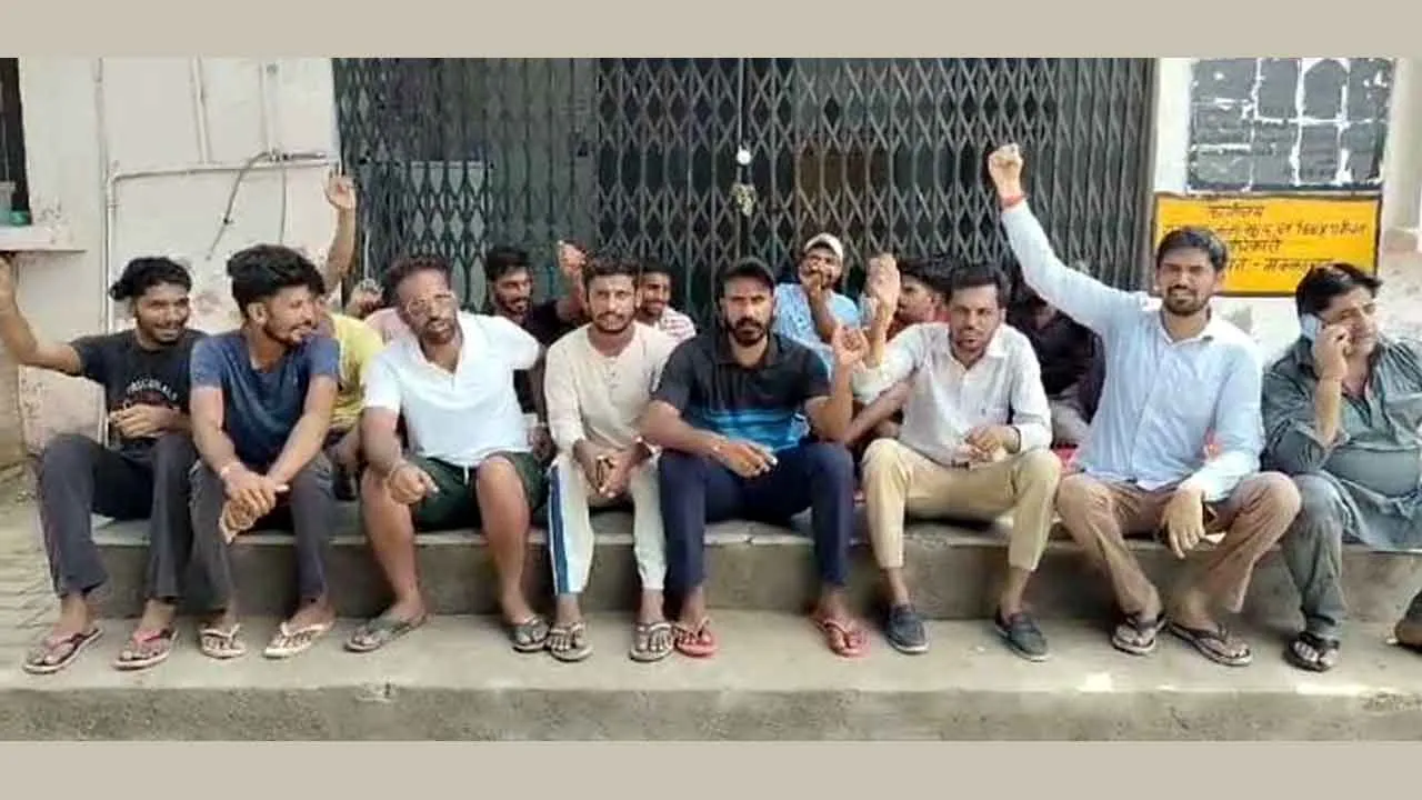 Players Protests: गुस्साए खिलाड़ियों ने पंचायत घर पर जड़ा ताला!