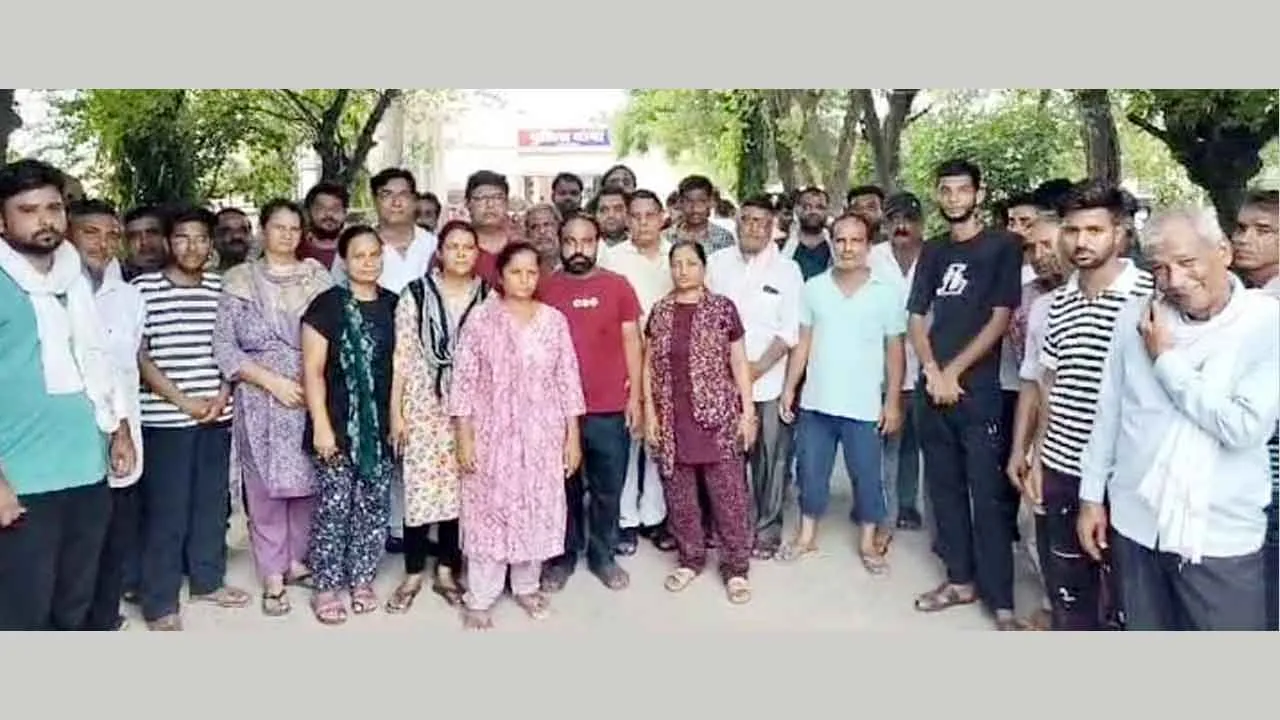 Suicide Case: आरोपियों की गिरफ्तारी की मांग, शव का अंतिम संस्कार करने से इन्कार