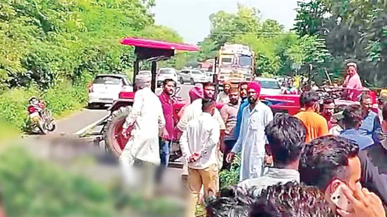 Road Accident: कैंटर ने कुचले 4 मजदूर, महिला सहित चारों की दर्दनाक मौत