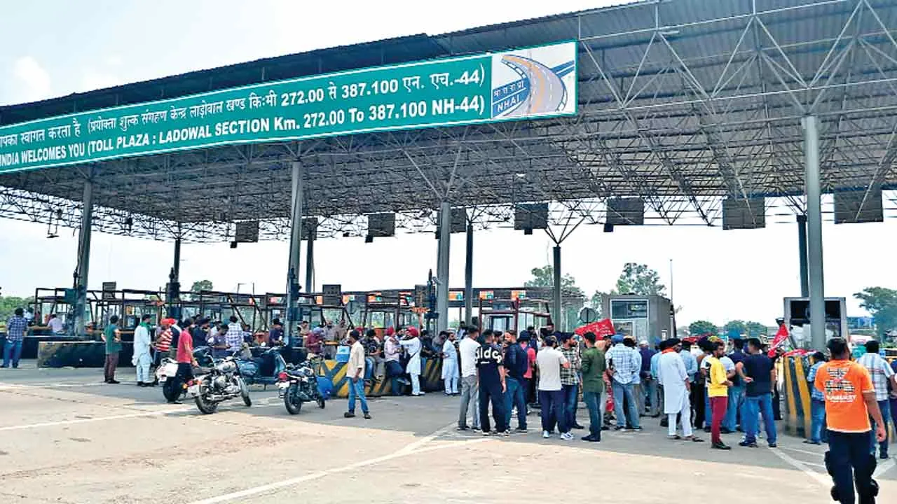 Toll Plaza: फोन पर ही कम्पनी ने मानी मांगें, ढाई घंटे बाद शुरु हुआ लाडोवाल टोल प्लाजा