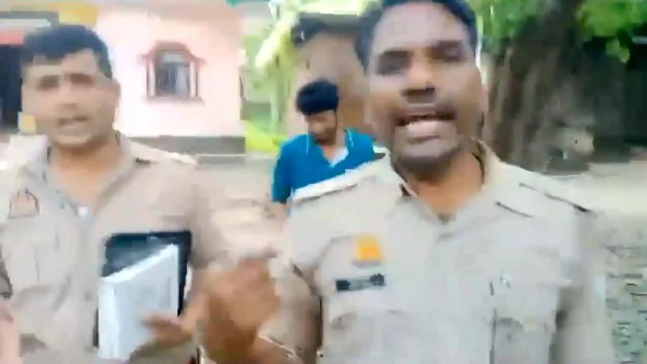 Viral Video: ‘‘उल्टा चोर (कोतवाल) ही डाटे’’! एक तो नेमप्लेट नहीं ऊपर से पत्रकार को थप्पड़ रसीद कर दिया! वीडियो वायरल