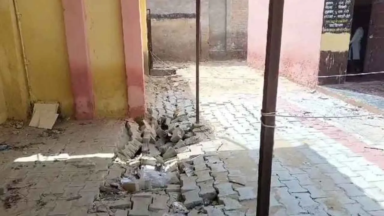 सेफ्टी टैंक धंसने से इस्तेमाल योग्य नहीं रहे शौचालय